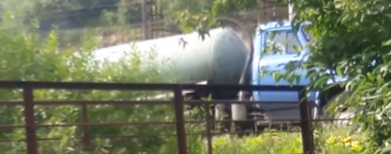 "Люди п'ють воду і не знають, звідки хвороби беруться": біля Славського в Опір зливають нечистоти