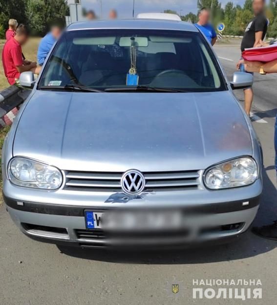 У Херсоні чоловік пів кілометра тягнув копа на капоті