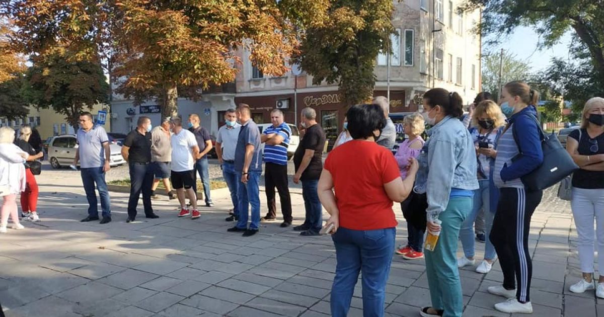 "Нам не на что жить": предприниматели вышли на митинг в "красной" Теребовле Тернопольской области