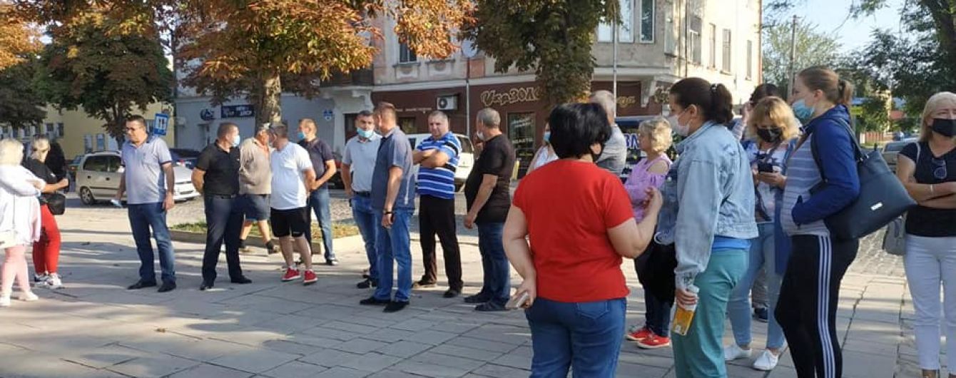 “Ми не маємо за що жити”: підприємці вийшли на мітинг у "червоній" Теребовлі Тернопільської області