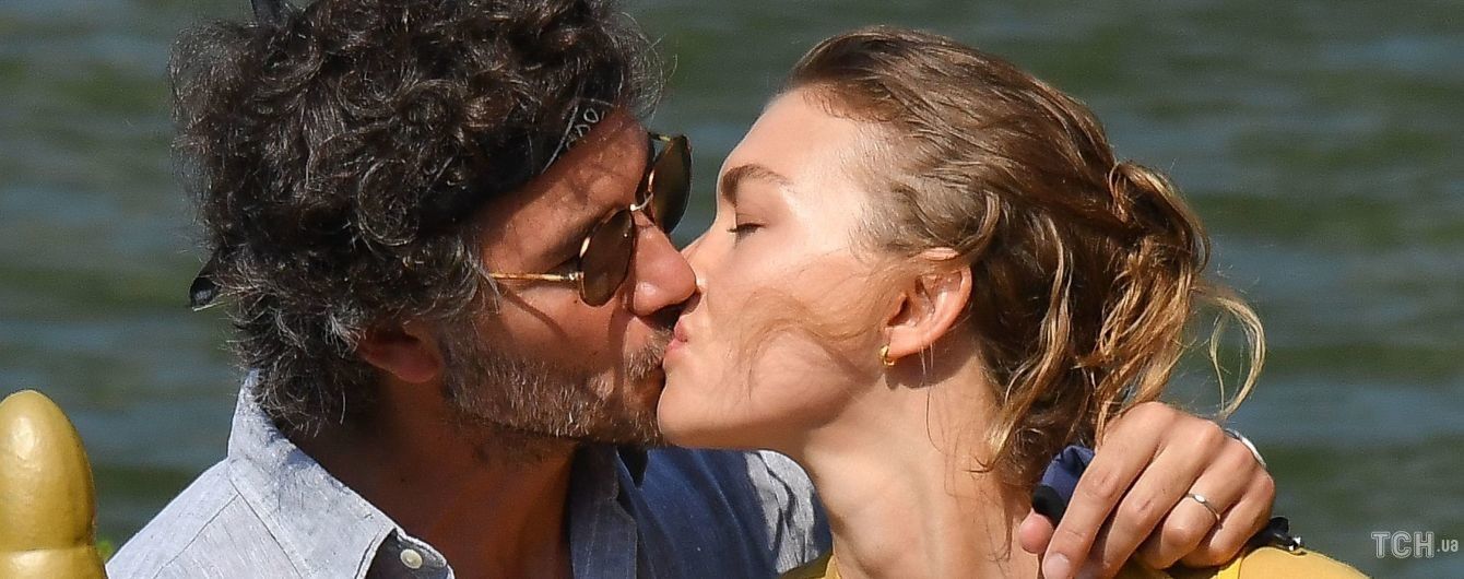 Страстные поцелуи на яхте в Венеции: модель Аризона Мьюз в объективах репортеров