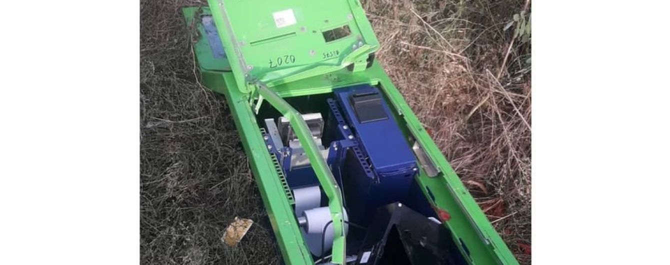 Мінус один елемент цивілізації: під Харковом у полі знайшли випатрошений банківський термінал