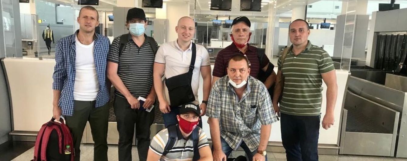 До України повернулися звільнені з полону піратів моряки