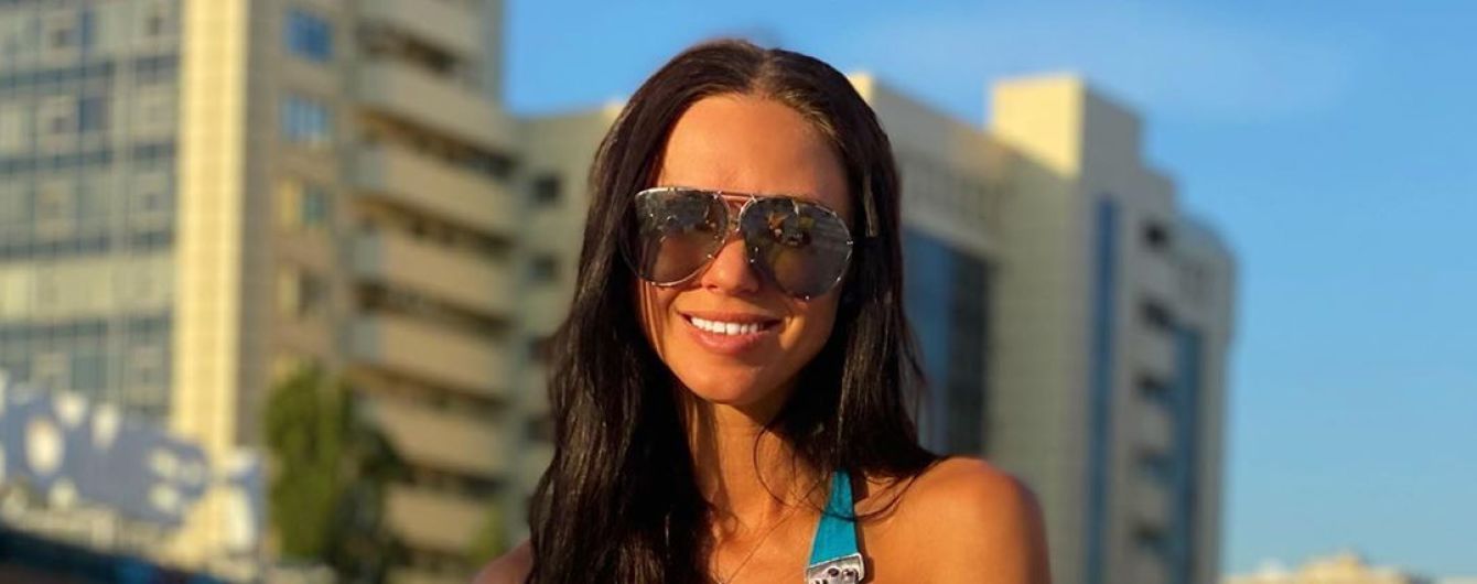 Віка з "НЕАНГЕЛІВ" у бікіні влаштувала імпровізовану фотосесію з песиком