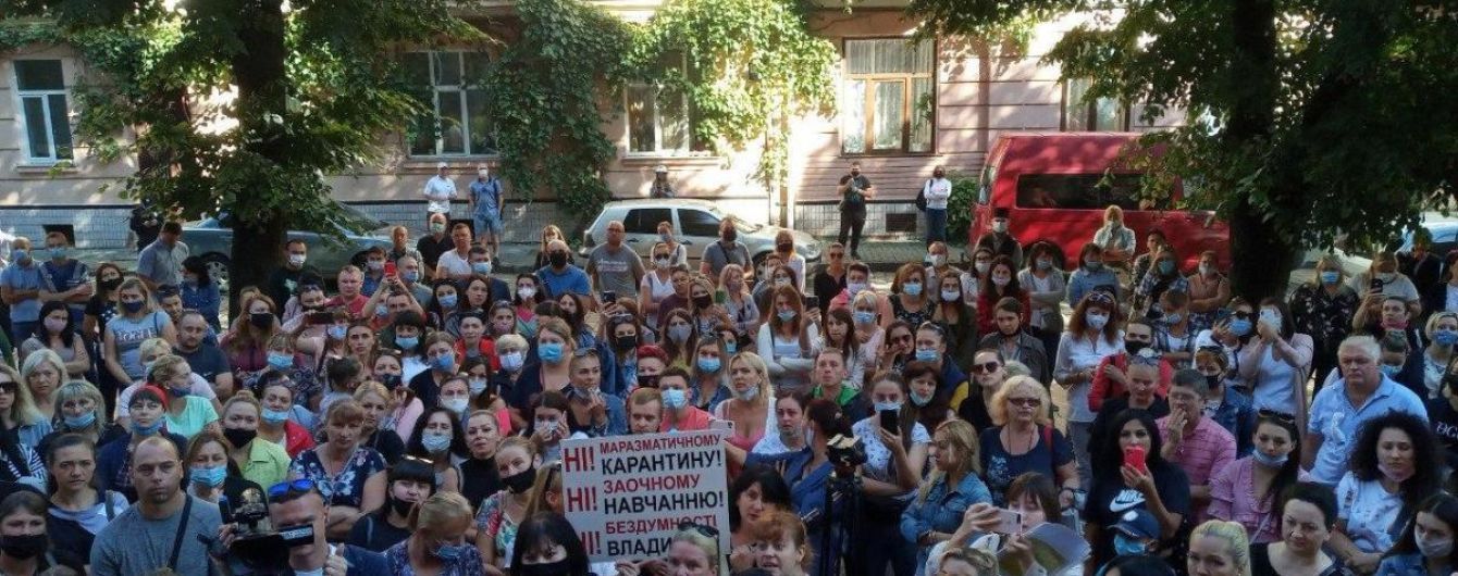В Черновцах протестующие потолкались с главой области из-за карантина