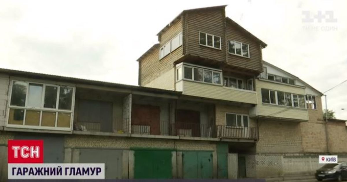 Гаражный гламур: в столичном кооперативе возвели многоэтажку с балконами и домом из сруба
