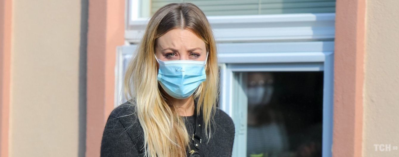 Надела носки под шлепки: звезду "Теории большого взрыва" Кейли Куоко подловили в странном виде