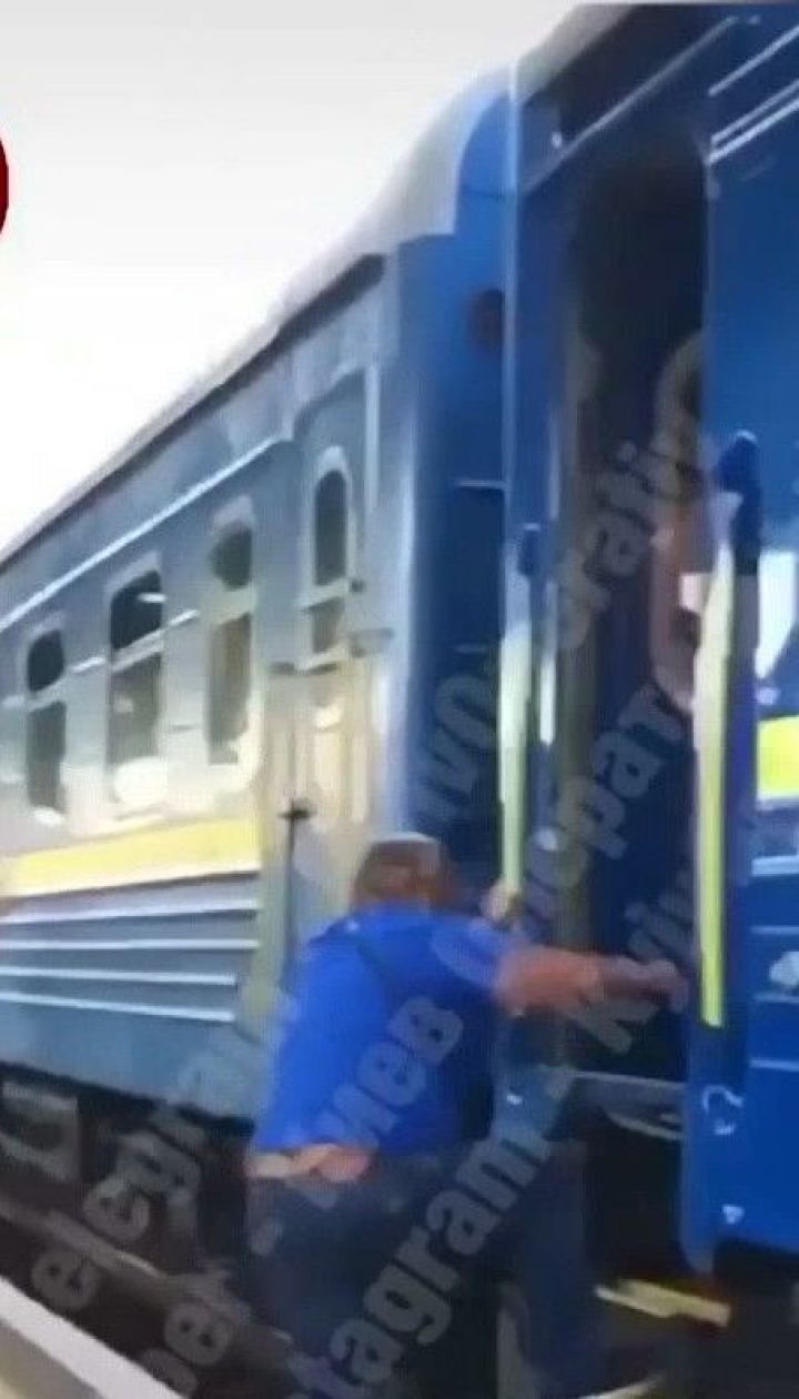 На залізничній станції "Київ-Пасажирський" чоловік ледь не потрапив під поїзд через дії провідника