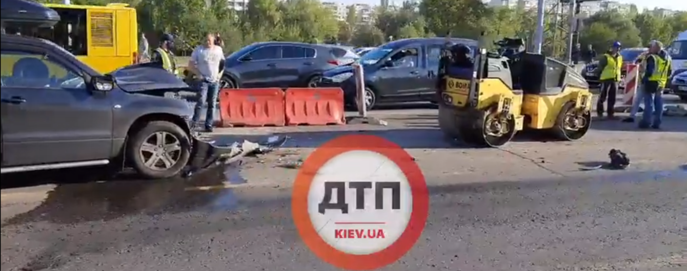 У Києві позашляховик протаранив коток, є постраждалі