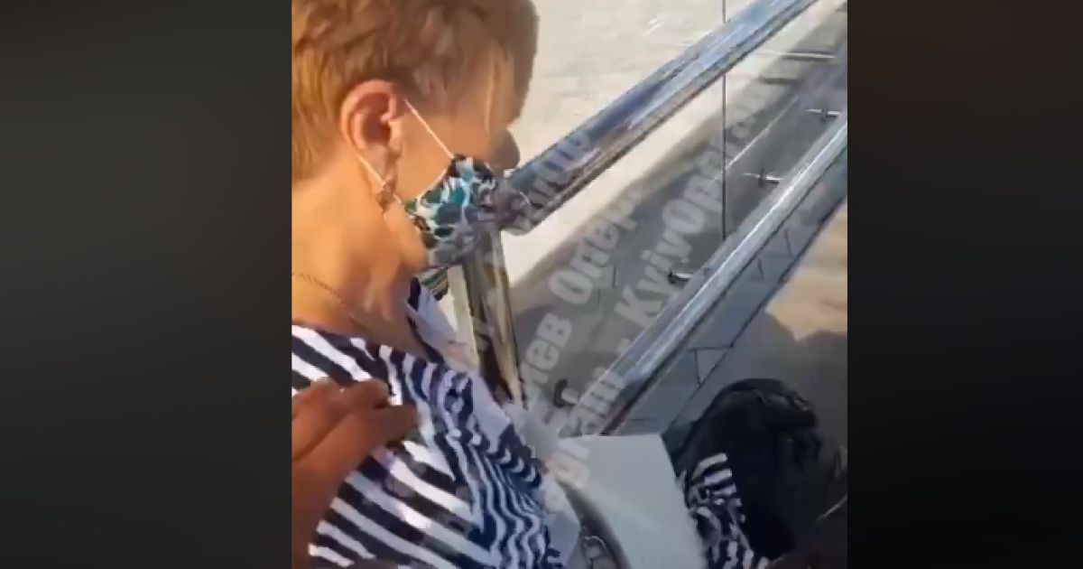 У Києві жінка випала з маршрутки через неуважність водія: з'явилося відео