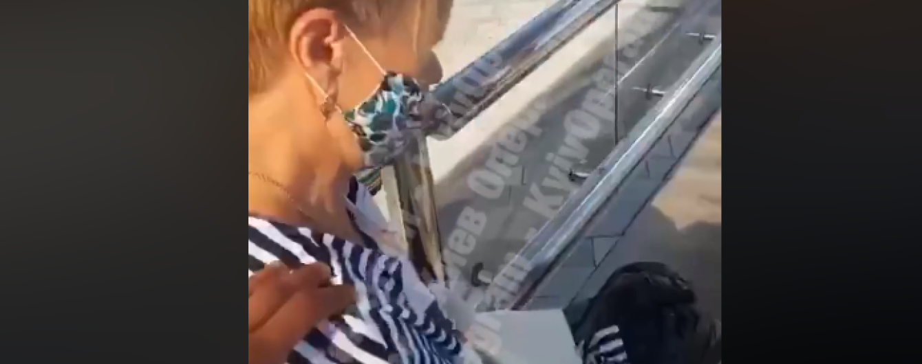 В Киеве женщина выпала из маршрутки из-за невнимательности водителя: появилось видео