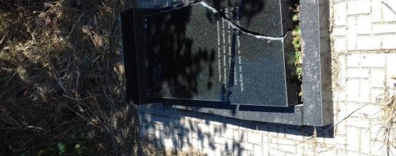 Нічого святого: під П'ятихатками чоловік трощив пам’ятники на могилах