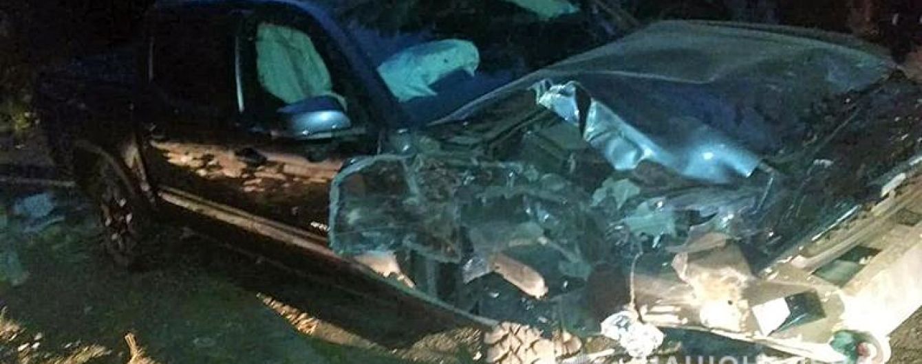 Взял покататься: в Киеве пьяный работник СТО влетел в стену на Toyota Tacoma клиента