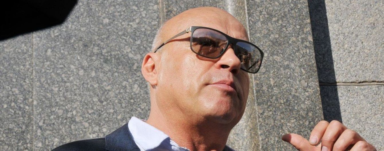 У Мережі з'явилося відео, як ексвіцепрем'єр "по-особливому" виховує свого внука на вулиці