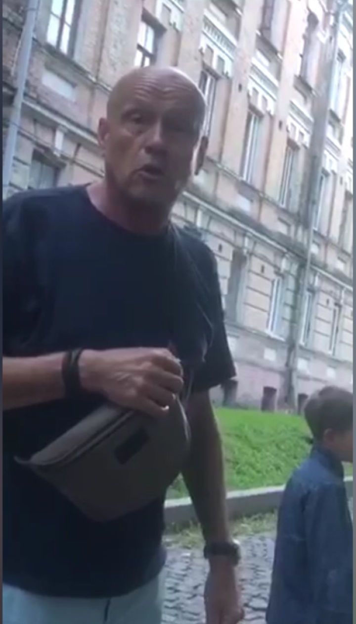 Появилось видео, как экс-вице-премьер "по-особенному" воспитывает своего внука на улице
