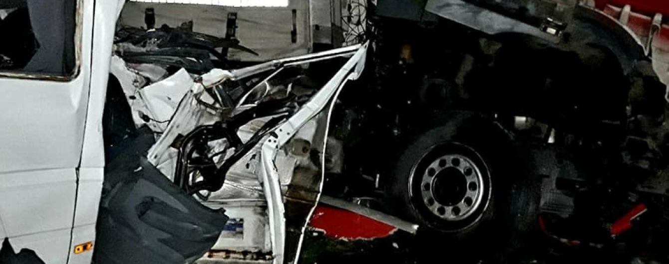 ДТП під Києвом: троє людей у вкрай важкому стані, на операційному столі 3-річна дитина