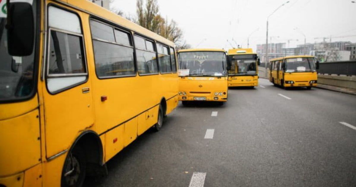 В Киеве возле метро "Академгородок" неизвестный стрелял в маршрутку