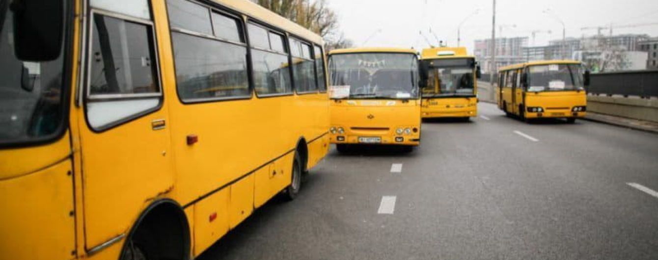 У Києві біля метро "Академмістечко" невідомий стріляв у маршрутку