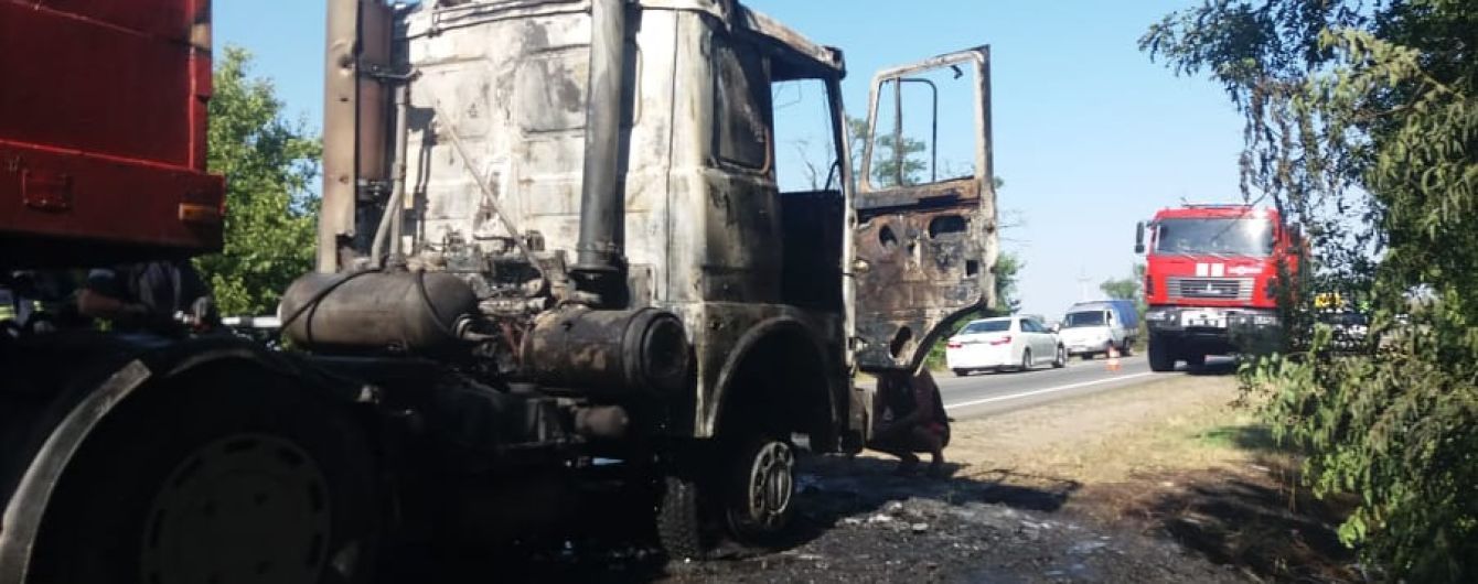 Під Миколаєвом загорілася вантажівка: з'явились фото