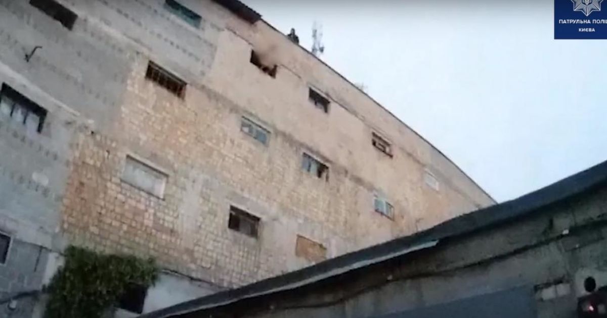 У Києві поліція затримала голого чоловіка, який відкусив батьку палець, розбив собакою вікно та поранив сусіда