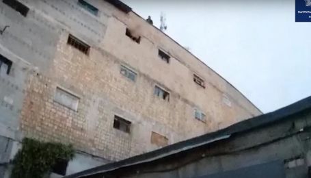 У Києві поліція затримала голого чоловіка, який відкусив батьку палець, розбив собакою вікно та поранив сусіда