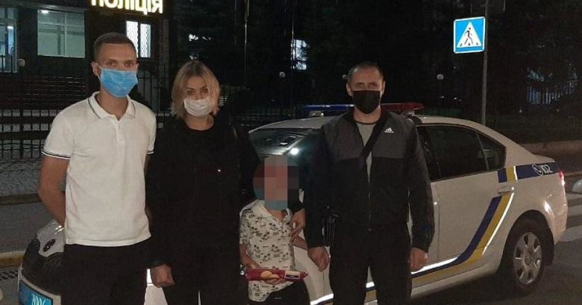У Києві вночі поліція знайшла маленького хлопчика на зупинці поруч з п'яною тіткою