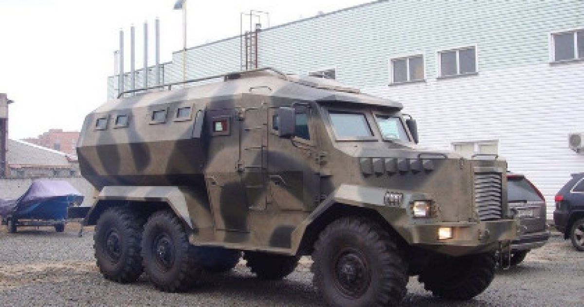 Броневик обеспечен эвакуационными люками и бойницами