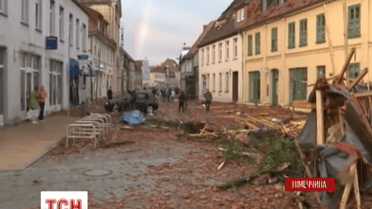 На Півночі Німеччини потужний шторм налетів на регіон та зруйнував маленькі міста