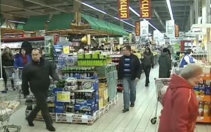 Украинцы "затянули пояса" и стали покупать продуктов и товаров уже на четверть меньше