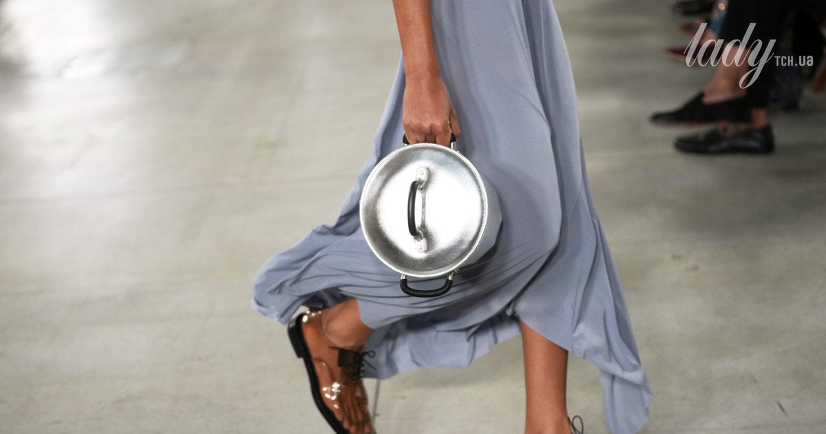 Показ Moschino весна-літо 2026 – несподівані аксесуари й іронія на