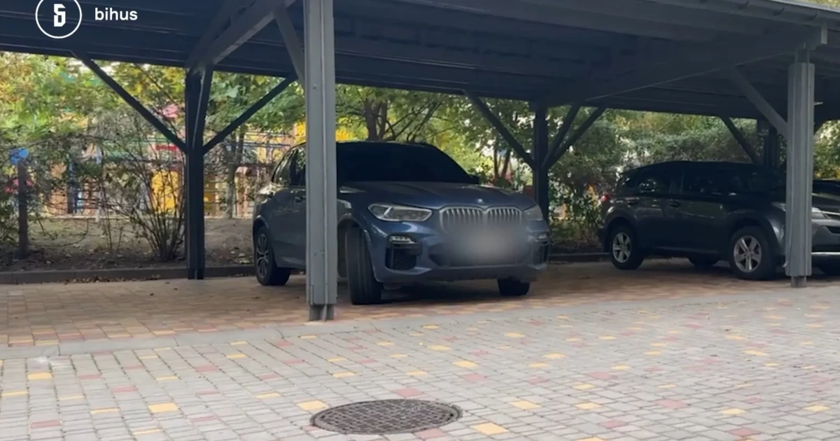 Салон краси, нова BMW X5, маєток під Одесою: журналісти перевірили "скромну" декларацію голови київського Кіберполу