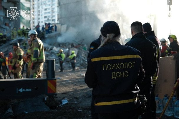 Тривають аварійно-рятувальні роботи з пошуку людей під завалами / © ГУ ДСНС у Києві