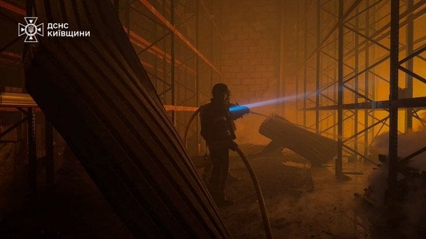 Триває ліквідація пожежі в складському приміщенні однієї кондитерської фабрики. / © ДСНС