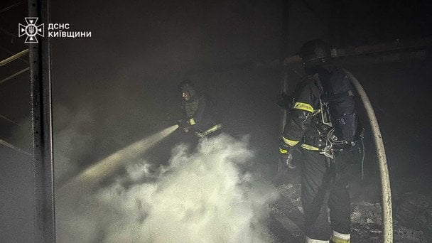 Триває ліквідація пожежі в складському приміщенні однієї кондитерської фабрики. / © ДСНС