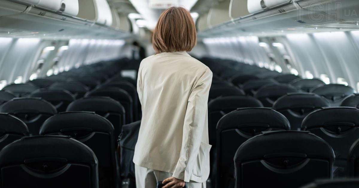 Женщина в салоне самолета