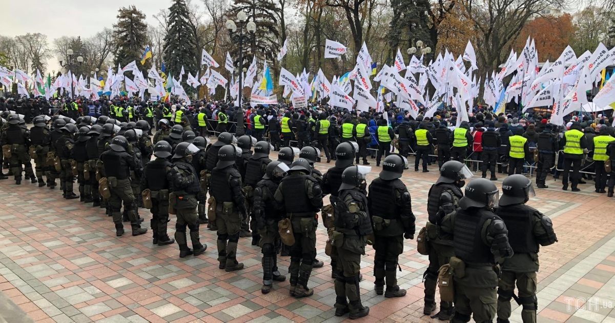 У Києві протестувальники заблокували входи до Ради