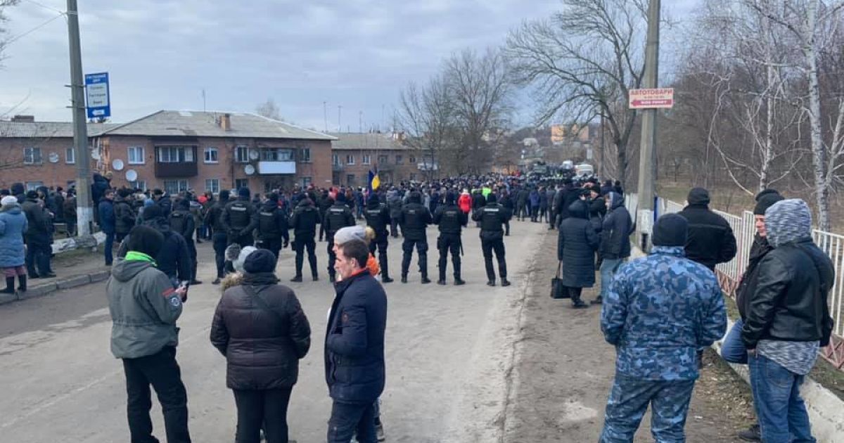 Провокаторів акцій протесту через евакуацію українців з Уханя планують внести до "Миротворця"