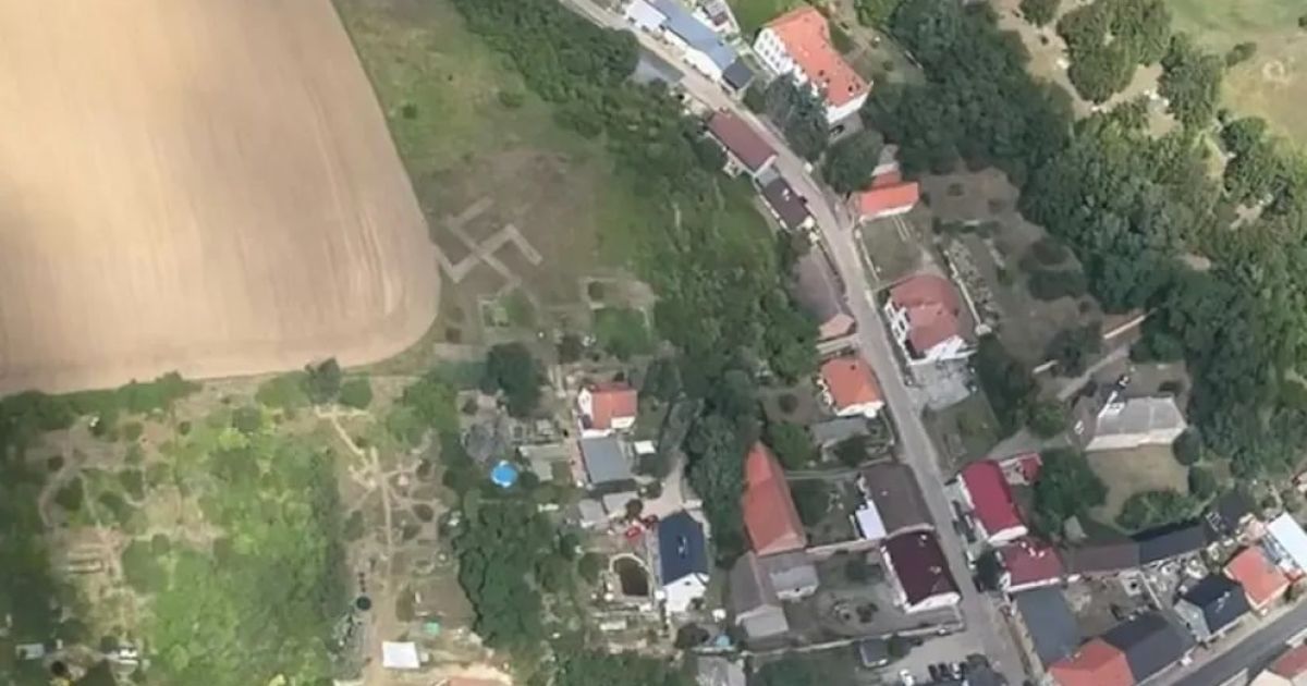У полях біля Берліна з’явився нацистський символ: його випадково побачили з повітря