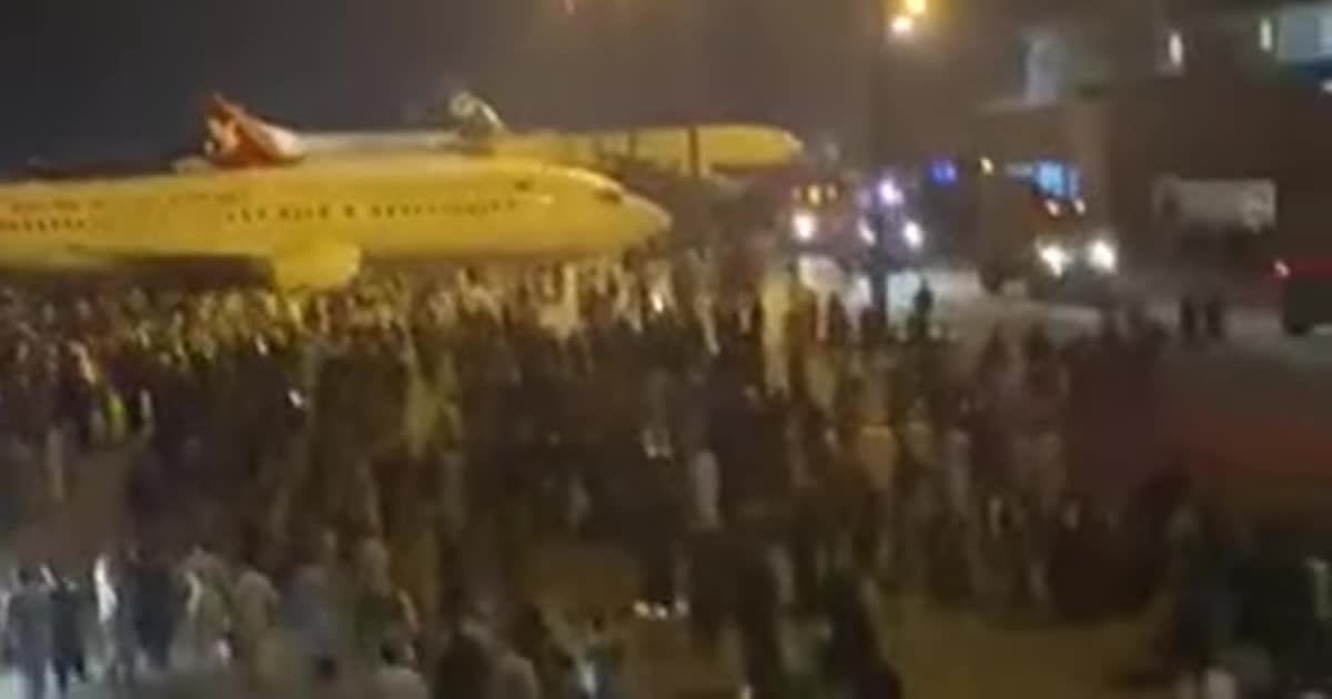 Кабул охватила паника: в Сети показали видео обстрела переполненного аэропорта в Афганистане