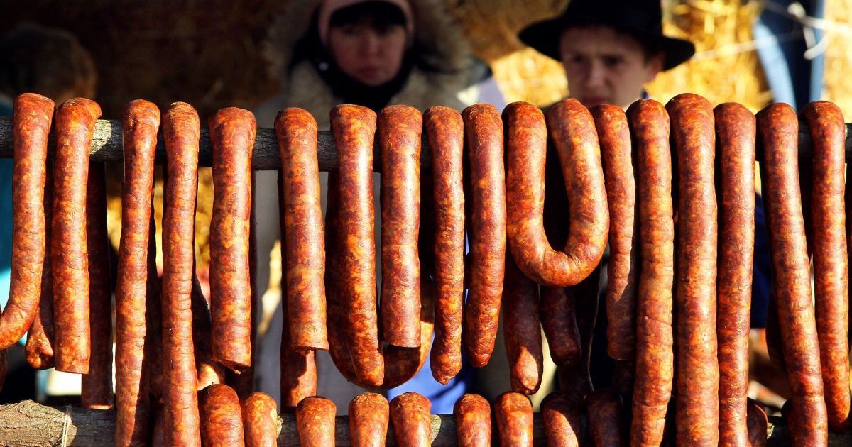 Пасхальный стол: на Львовщине поделились тонкостями приготовления карпатских колбас
