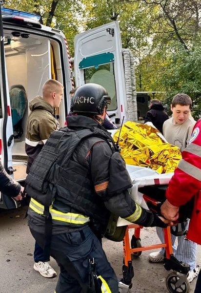 Рятувальники та медики допомагають пораненим на місці удару по Павлограду