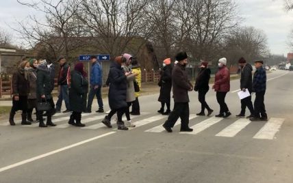 "1000 учеников не ходят в школу": на Буковине люди перекрыли дорогу из-за отсутствия газа
