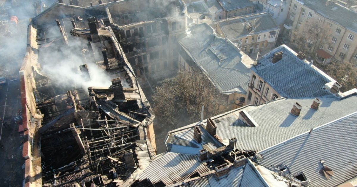 "Конструкція дуже погана". Залишки будівлі в згорілому коледжі Одеси можуть щомиті впасти на рятувальників