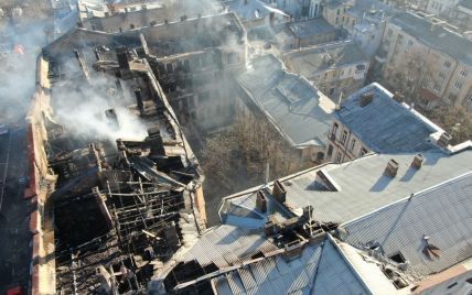 "Конструкція дуже погана". Залишки будівлі в згорілому коледжі Одеси можуть щомиті впасти на рятувальників