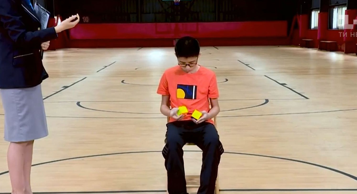 Китайский мальчик сложил одновременно три кубика Рубика за 96 секунд