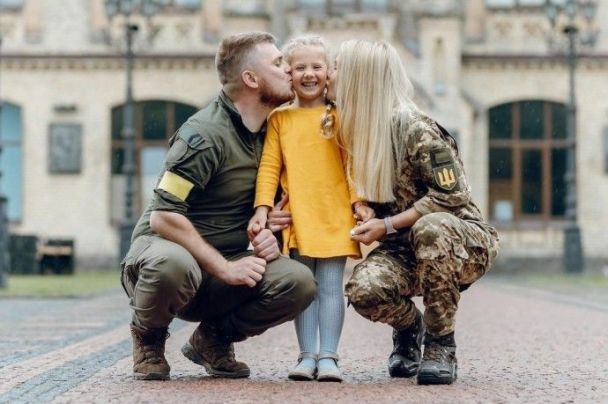 Дитина із батьками-військовими / © pinterest.com