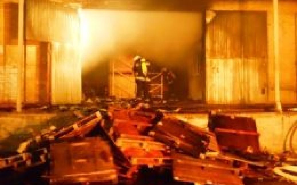 Пожарные за три часа потушили огонь в складских помещениях. / © Управление ГСЧС Киева