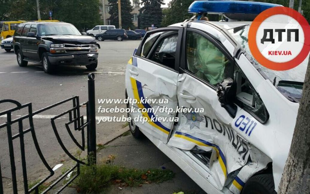 Chevrolet не разминулся с патрульной машиной / © facebook/dtp.kiev.ua