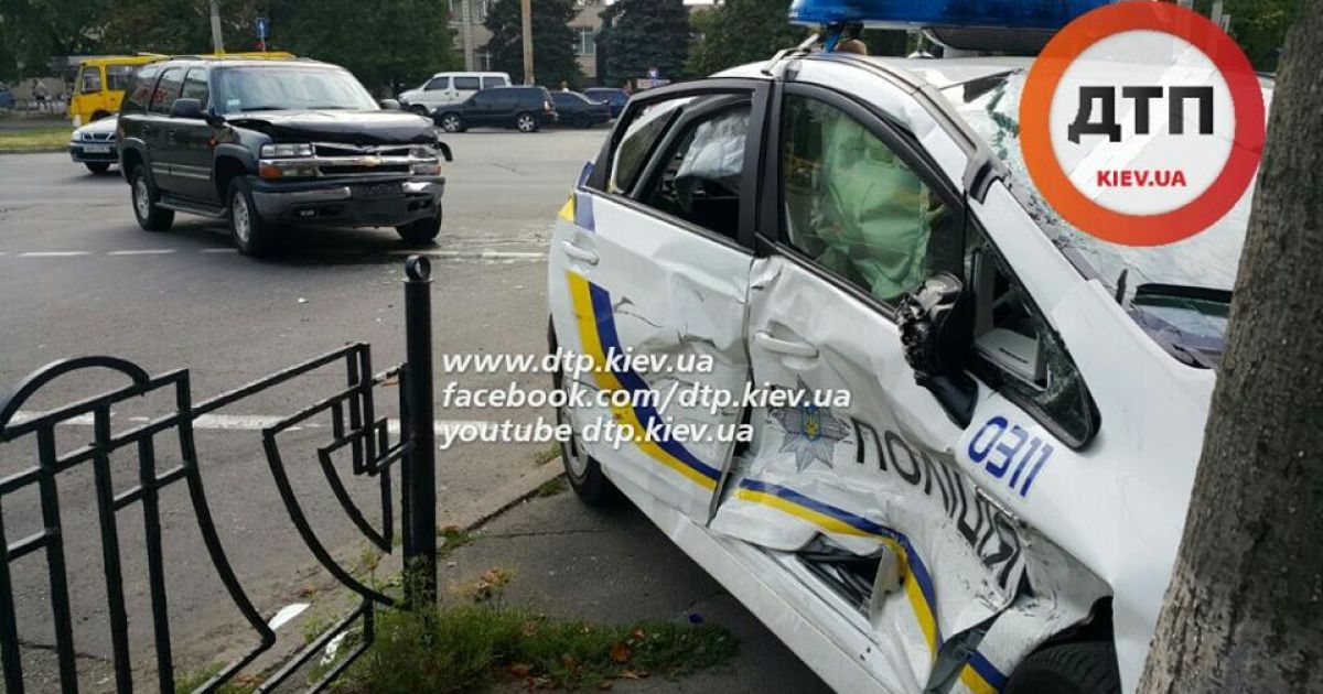 Chevrolet не разминулся с патрульной машиной / © facebook/dtp.kiev.ua