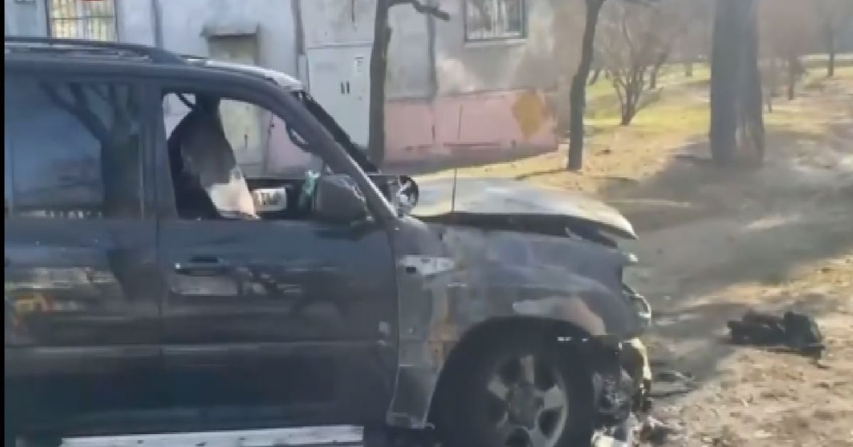 В Киеве сгорел припаркованный на газоне внедорожник: видео